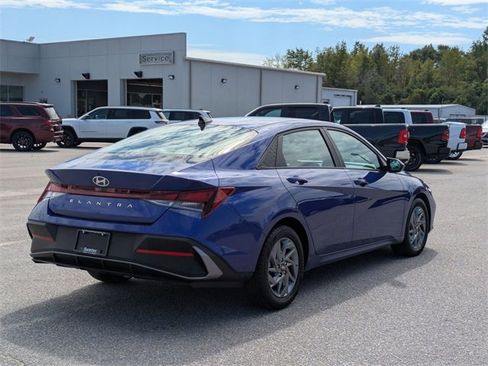 Used 2024 Hyundai Elantra SEL image 3