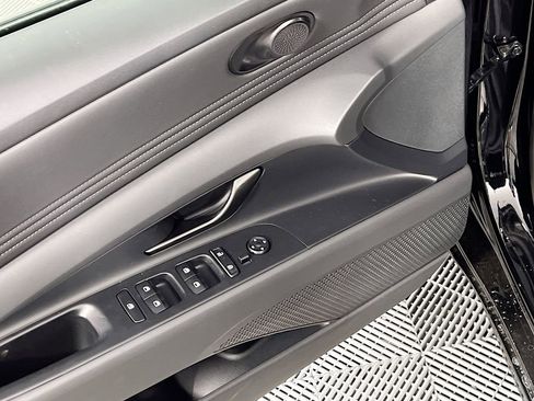 Certified 2025 Hyundai Elantra SEL image 17