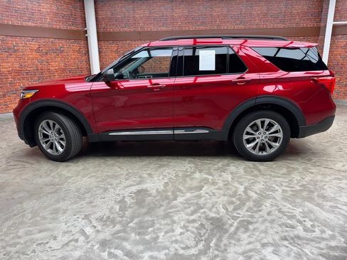 Used 2022 Ford Explorer XLT w/ Equipment Group 202A image 2