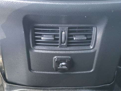 Used 2016 Nissan Titan SV image 15