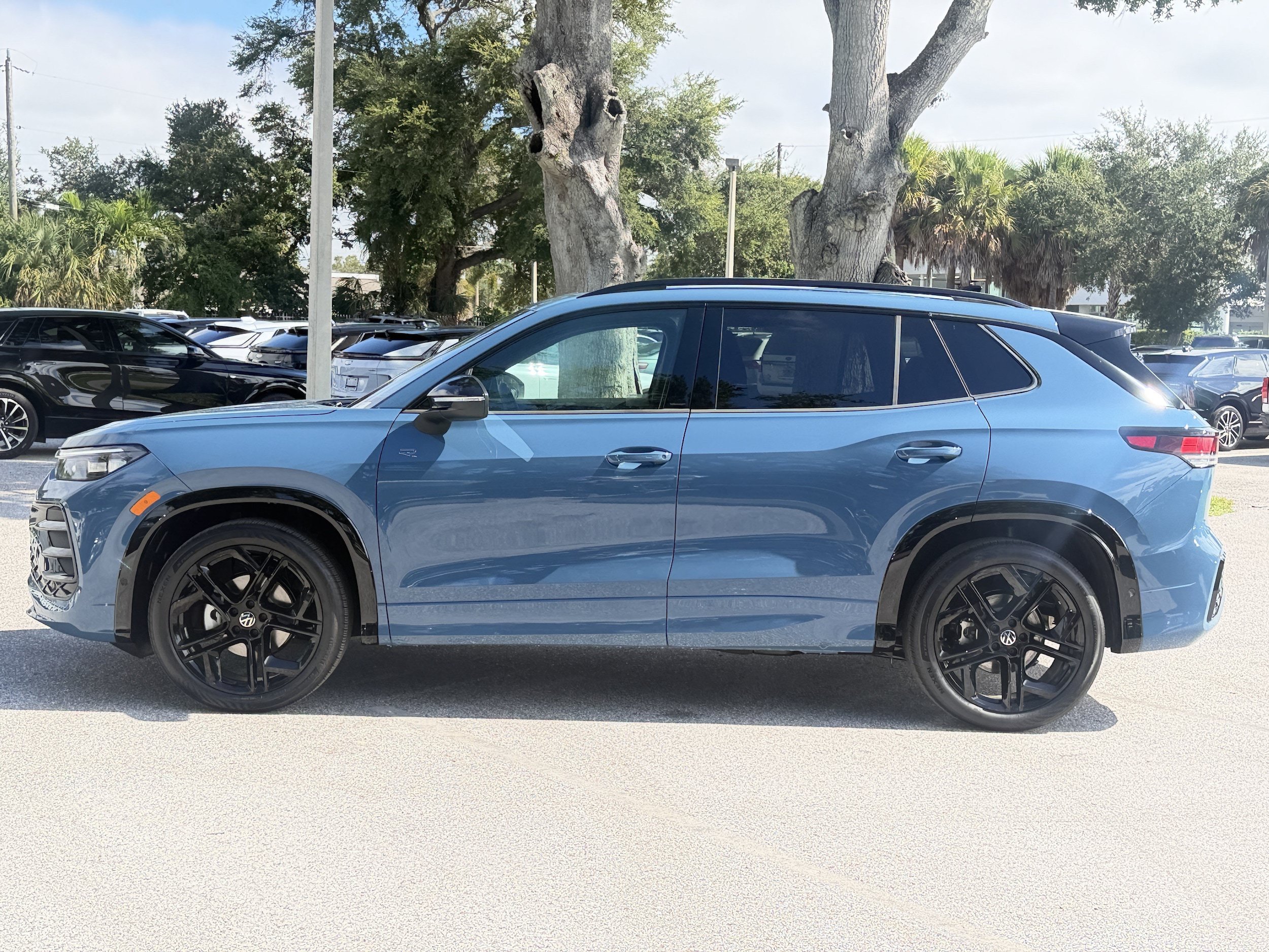 New 2026 Volkswagen Tiguan SE R-Line FWD image 4