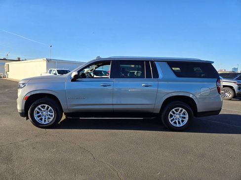 Used 2024 Chevrolet Suburban LT image 3