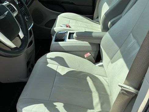 Used 2016 Chrysler Town & Country Touring w/ Driver Convenience Group FWD image 7