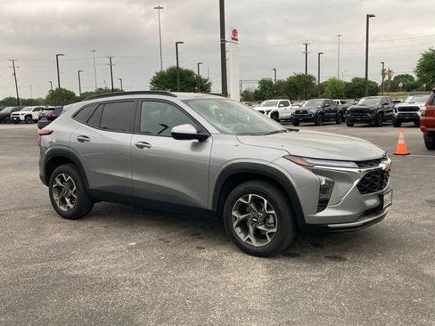 Used 2025 Chevrolet Trax LT image 2