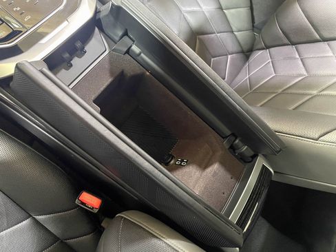 Used 2025 BMW 740i xDrive image 18