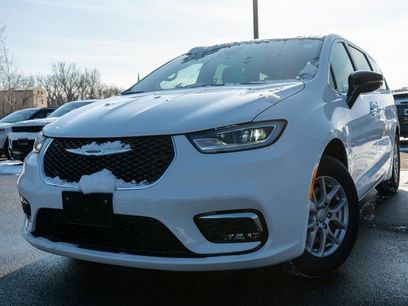 New 2026 Chrysler Pacifica Select