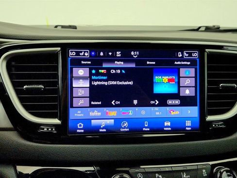 Used 2025 Chrysler Pacifica Select FWD image 17