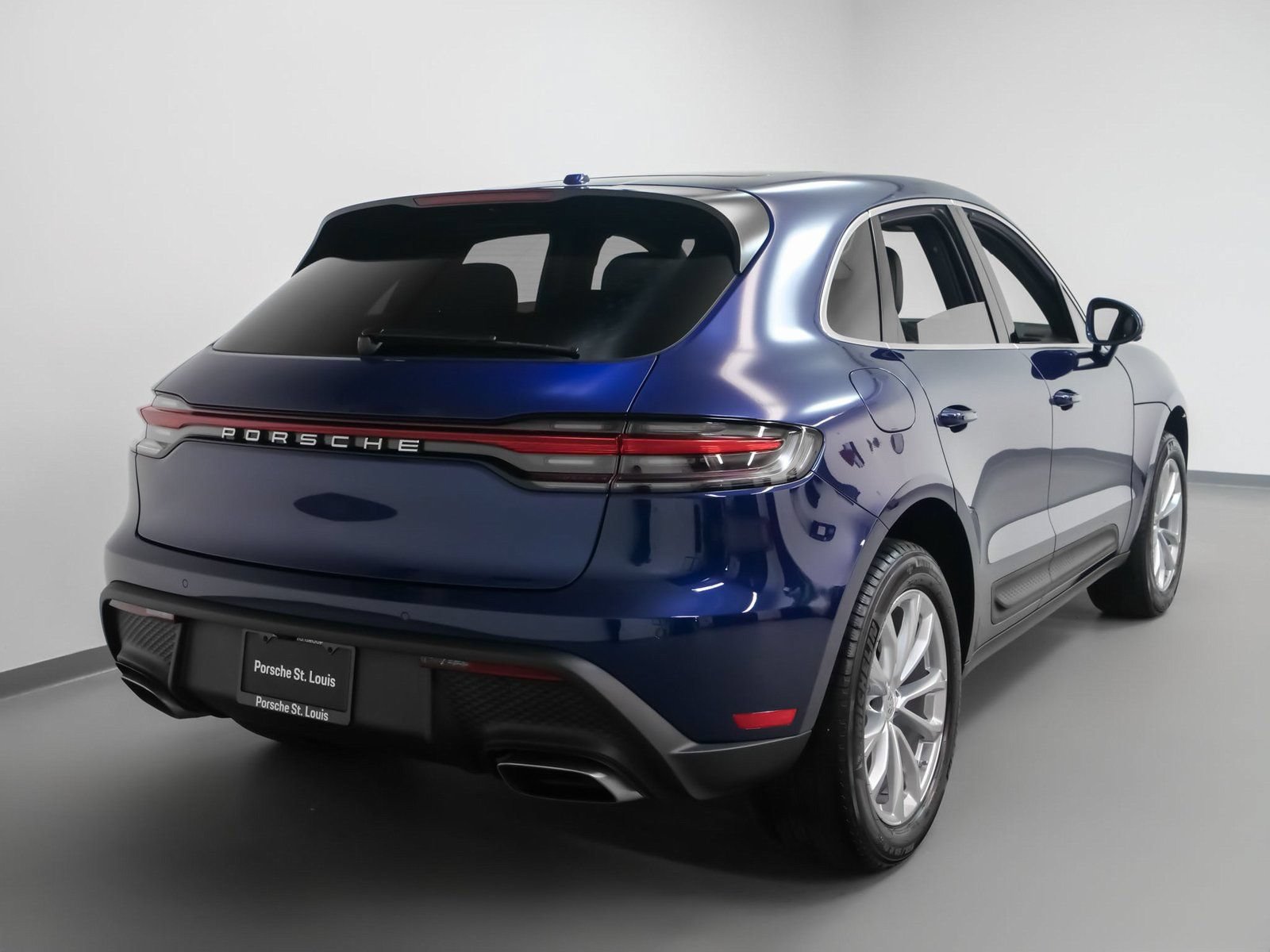 Certified 2025 Porsche Macan AWD/4WD image 12
