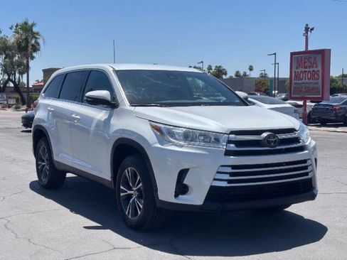 Used 2019 Toyota Highlander LE FWD image 1