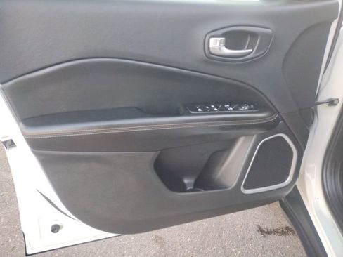 Used 2018 Jeep Compass Latitude w/ Cold Weather Group image 11