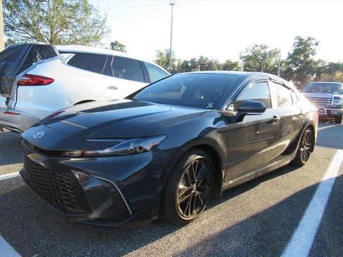 Used 2025 Toyota Camry SE image 2