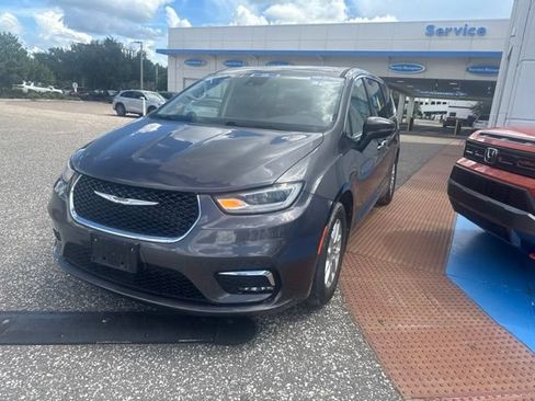 Used 2023 Chrysler Pacifica Touring-L FWD image 7