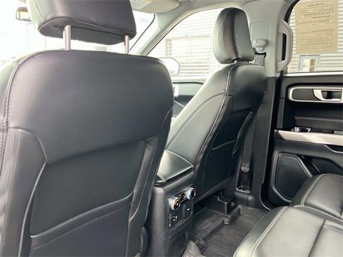 Used 2022 Ford Explorer XLT w/ Equipment Group 202A image 21