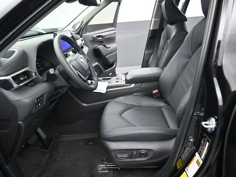 New 2026 Toyota Highlander Limited image 11