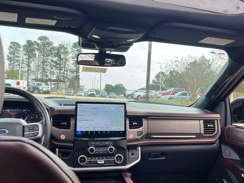 Used 2024 Ford Expedition Limited image 10