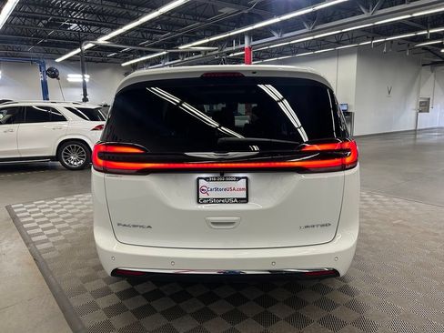 Used 2026 Chrysler Pacifica Limited FWD image 10