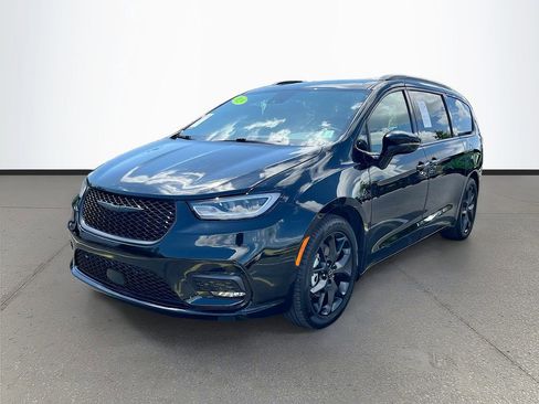Used 2025 Chrysler Pacifica Limited FWD image 3