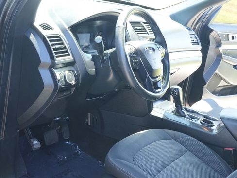 Used 2018 Ford Explorer XLT FWD image 2