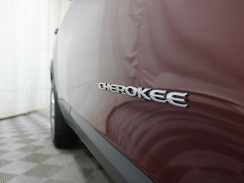 Used 2019 Jeep Cherokee Latitude w/ Popular Appearance Group FWD image 25