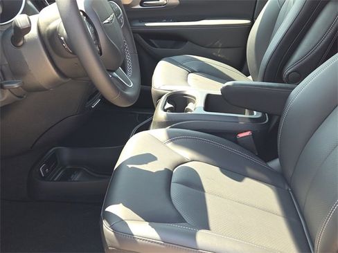 New 2026 Chrysler Pacifica Select image 16