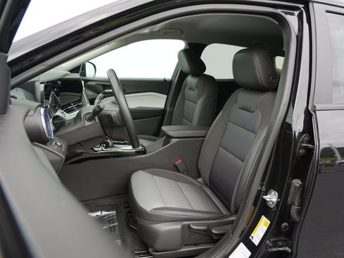 Certified 2025 Chevrolet Trax LT w/ LT Convenience Package FWD image 12