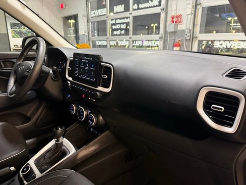 Used 2024 Hyundai Venue Limited image 34