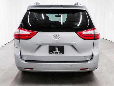 Used 2016 Toyota Sienna XLE Premium image 5
