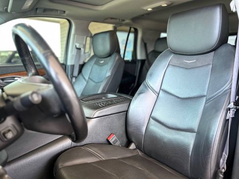 Used 2017 Cadillac Escalade Luxury AWD/4WD image 39
