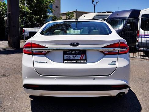 Used 2018 Ford Fusion SE w/ Fusion SE Technology Package FWD image 9