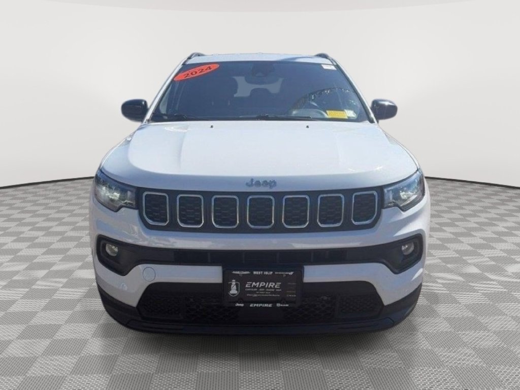 Used 2024 Jeep Compass Latitude AWD/4WD image 2