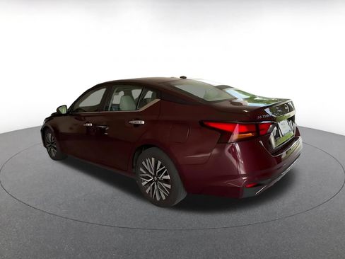 Used 2025 Nissan Altima 2.5 SV FWD image 7