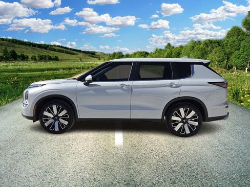 Used 2025 Mitsubishi Outlander SE FWD image 3