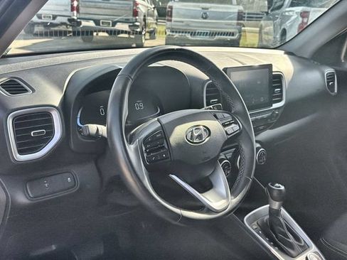 Used 2025 Hyundai Venue SEL FWD image 10