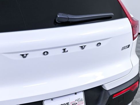 Certified 2025 Volvo XC40 B5 Core image 37