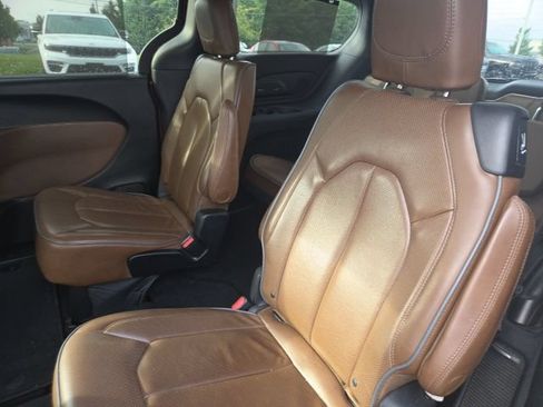 Used 2018 Chrysler Pacifica Limited FWD image 9