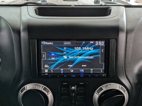 Used 2016 Jeep Wrangler Unlimited Rubicon image 35