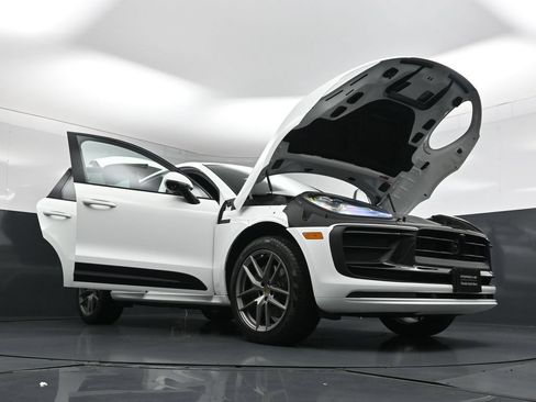 Used 2025 Porsche Macan AWD/4WD image 35