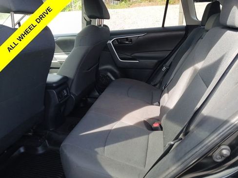 Used 2022 Toyota RAV4 LE AWD/4WD image 10