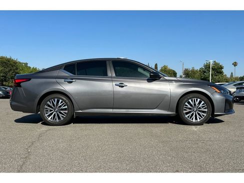 Used 2025 Nissan Altima 2.5 SV FWD image 7