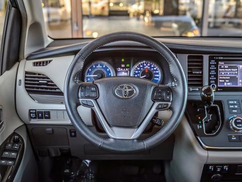 Used 2018 Toyota Sienna XLE Premium image 28