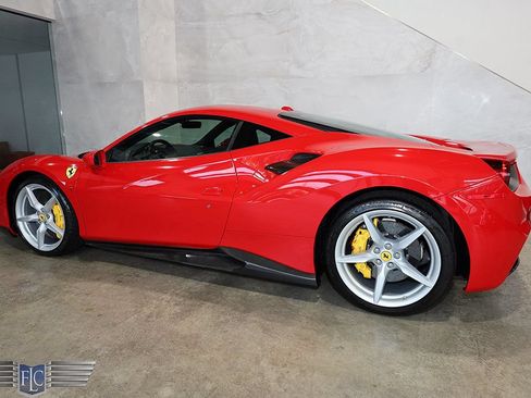 Used 2018 Ferrari 488 GTB RWD image 5