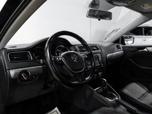 Used 2017 Volkswagen Jetta SE image 3