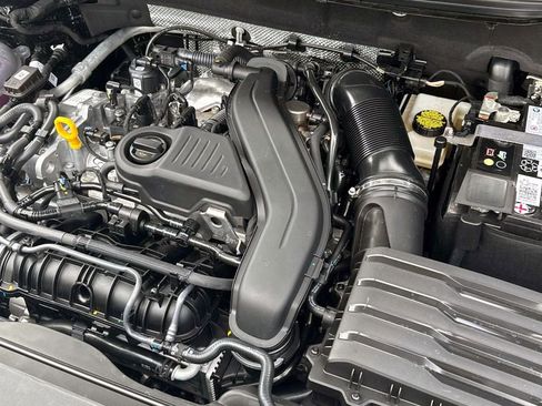 Used 2024 Volkswagen Taos SE image 8