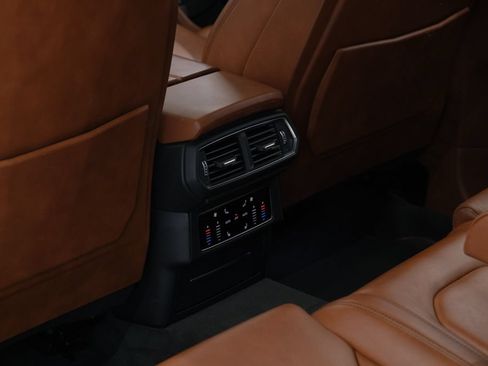 Used 2019 Lamborghini Urus AWD/4WD image 25
