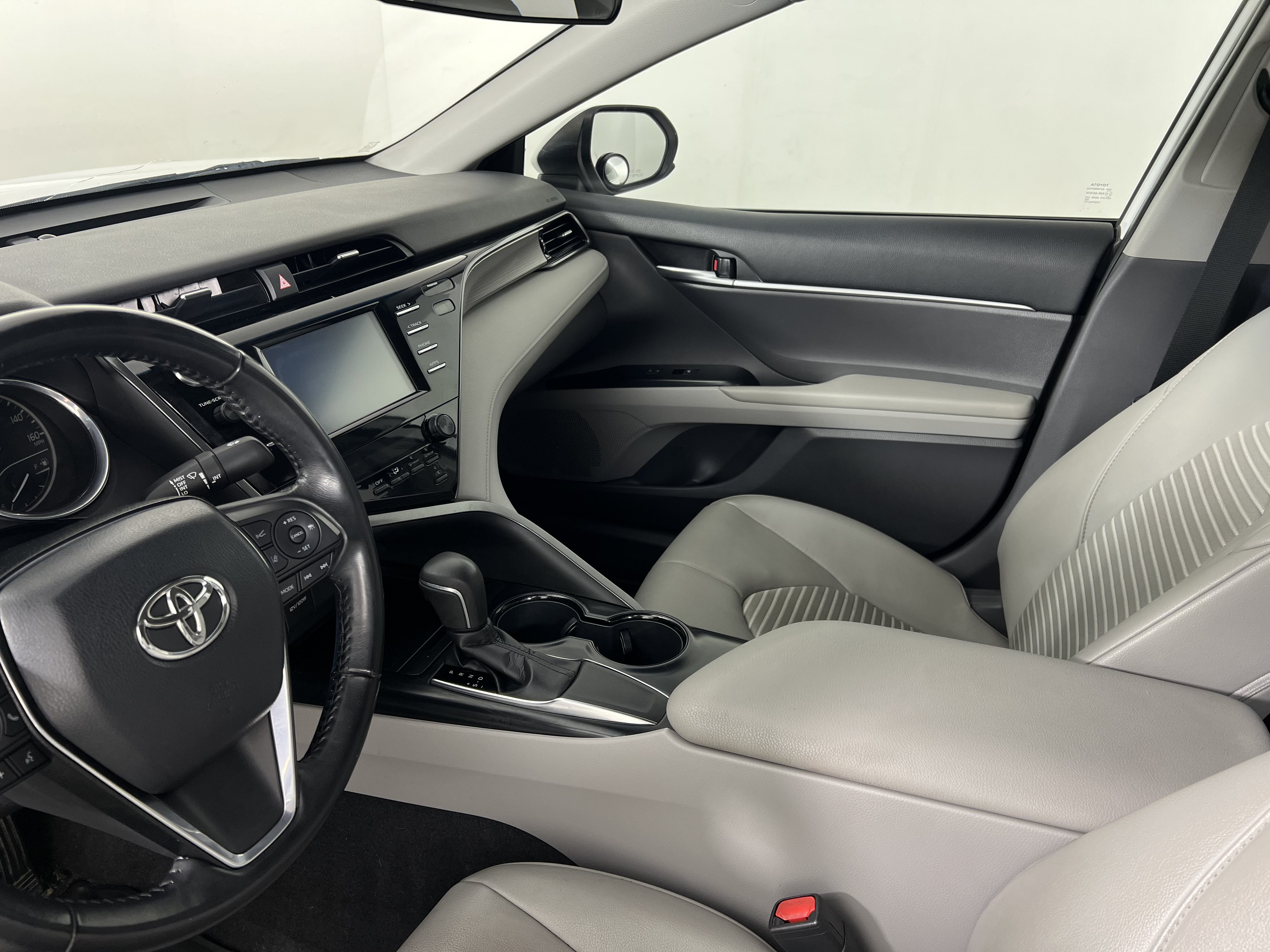 Used 2019 Toyota Camry SE FWD image 4