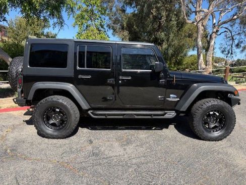 Used 2012 Jeep Wrangler Unlimited Rubicon w/ Connectivity Group AWD/4WD image 28