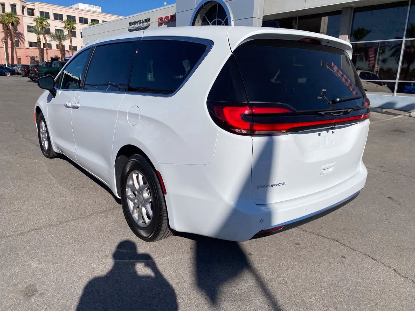 Used 2027 Chrysler Pacifica Select w/ Family Tech Group FWD image 8