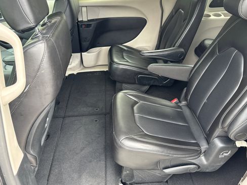 Used 2023 Chrysler Pacifica Touring-L FWD image 22