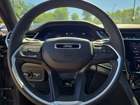 Certified 2025 Jeep Grand Cherokee Altitude AWD/4WD image 24
