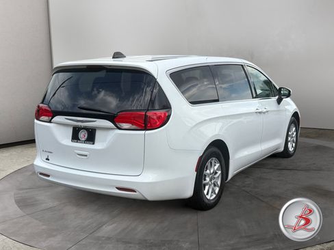 Used 2022 Chrysler Voyager LX FWD image 7
